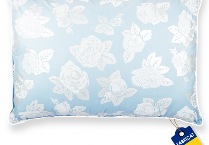 Perna cu puf si pana de gasca 60×70 cm albastru cu trandafiri argintii