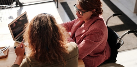 Ghid complet pentru alegerea scaunului cu rotile potrivit nevoilor tale