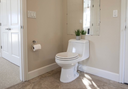 Sfaturi practice pentru ingrijirea seniorilor: scaune wc adaptate