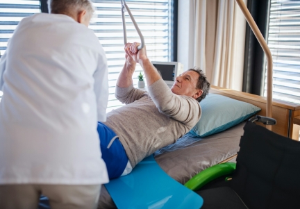 Idei simple pentru a aduce confortul zilnic unei persoane imobilizate