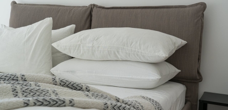 Cadouri pentru somn odihnitor: perne cu puf de gasca
