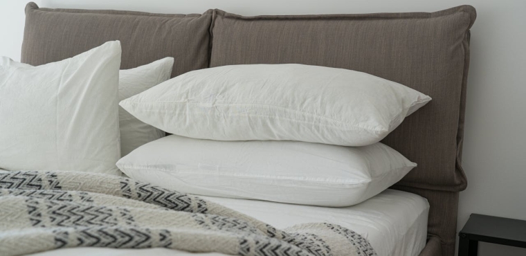 Cadouri pentru somn odihnitor: perne cu puf de gasca