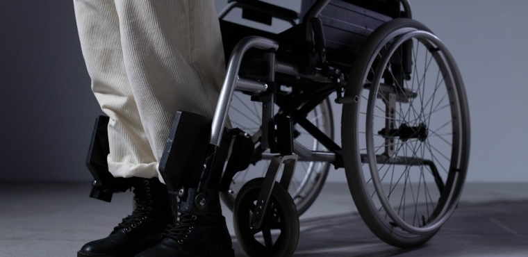 Ce trebuie sa stii despre inaltime, manere si stabilitate cand cumperi un scaun WC pentru batrani