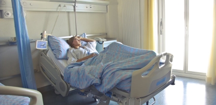 Cum sa alegi paturile medicale si saltelele antiescare potrivite pentru nevoile pacientului: ghid complet pentru confort, siguranta si prevenirea escarelor